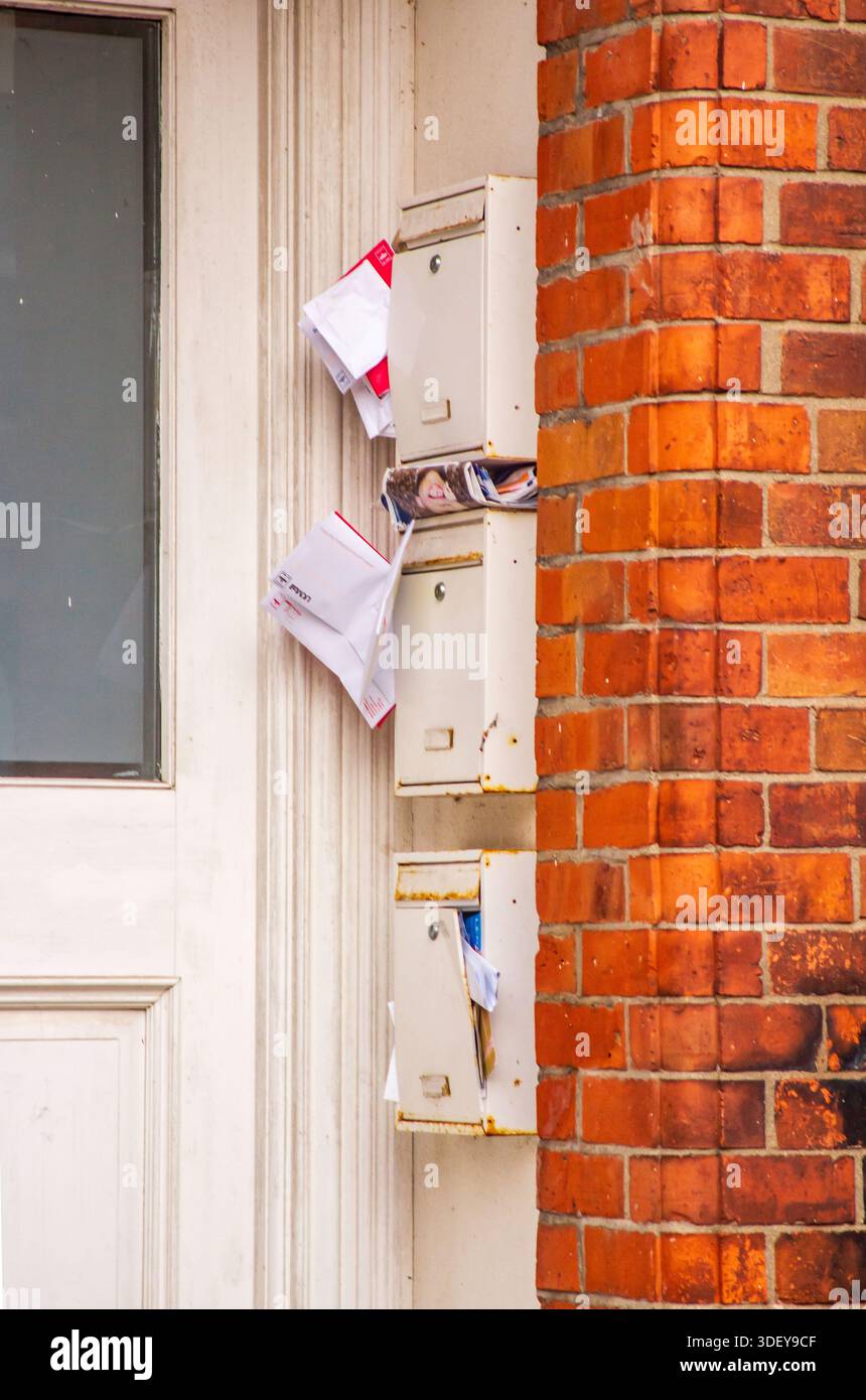 8. Januar 2026 Malone Avenue Belfast. Vernachlässigte Briefkästen, die mit Post überfüllt sind, auf der Veranda der mehrfach belegten Studentenwohnungen. Diese Kästen h Stockfoto