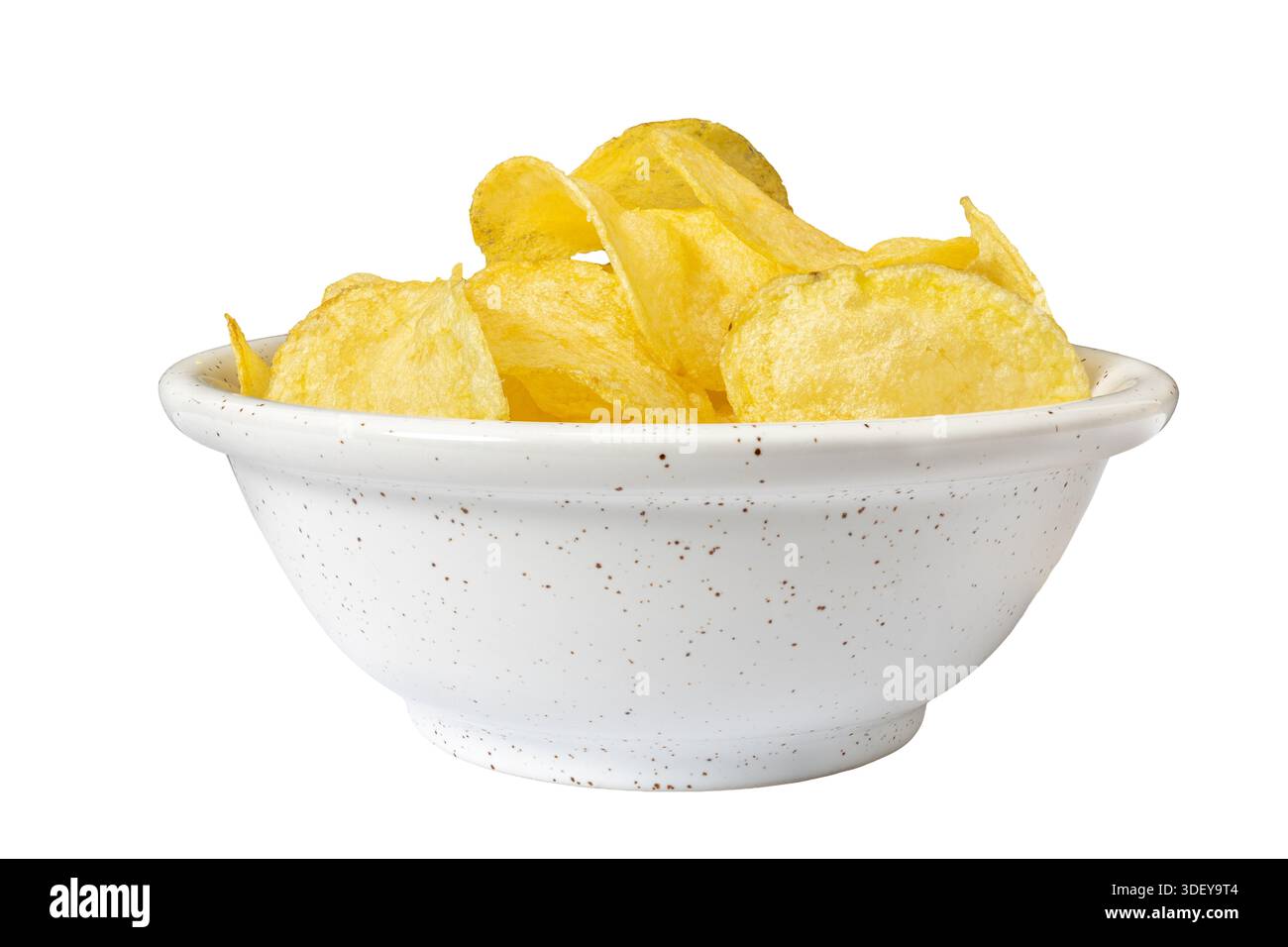 Knusprige Kartoffelsnacks in einer weißen Schüssel auf weißem Hintergrund Stockfoto