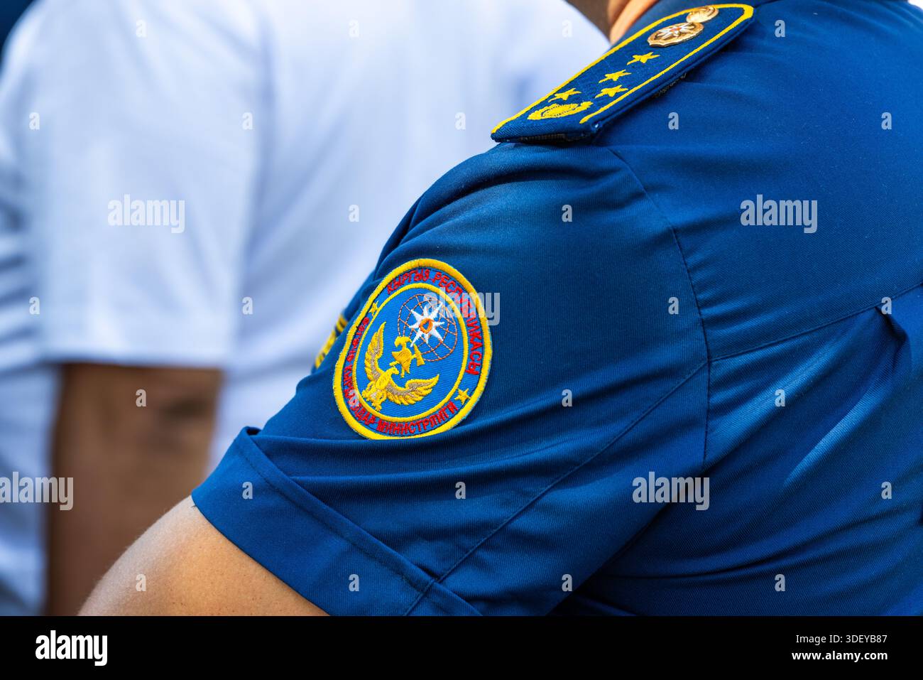 Nahaufnahme des offiziellen Ärmelflecks des Ministeriums für Notsituationen (MES) der Kirgisischen Republik auf einem dunkelblauen Uniformgewebe, Symbol für Katastrophenschutz und Katastrophenschutz in Bischkek, Kirgisistan - 8. Mai 2025 Stockfoto