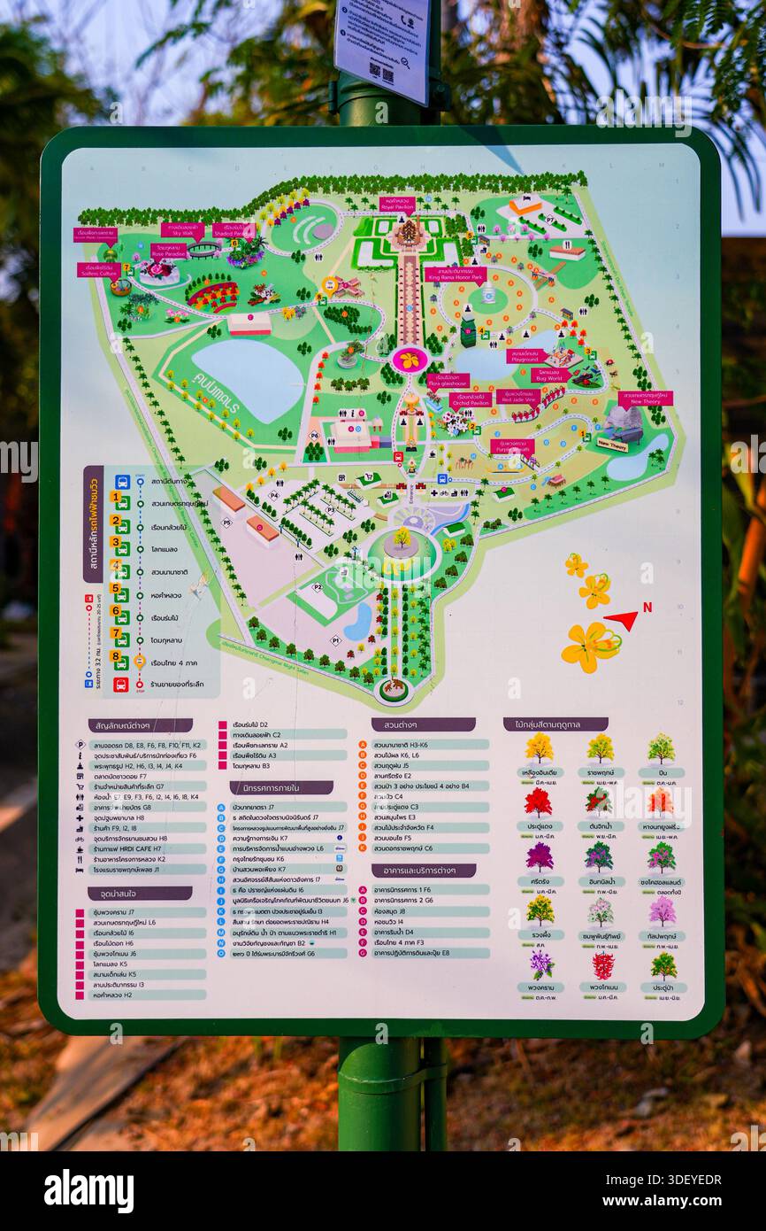 Detaillierte Orientierungskarte und Besucherführer im Royal Park Rajapruek in Chiang Mai, Nordthailand Stockfoto