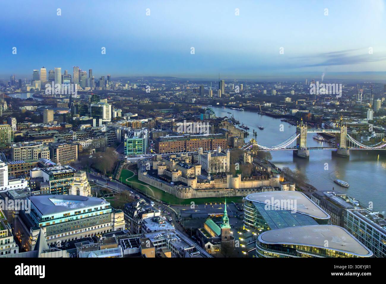 Aus der Vogelperspektive vom Sky Garden über den Tower of London, die Tower Bridge, die Themse und die Skyline der Stadt mit Wolkenkratzern in der Hauptstadt London, England, Großbritannien Stockfoto