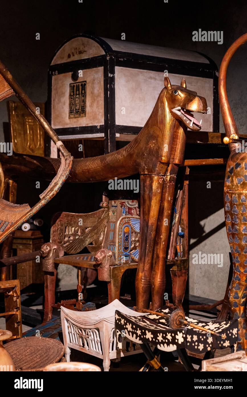 Bratislava, Slowakei - 15. November 2025: Nahaufnahme der antiken ägyptischen Anubis-Statue mit rituellen Grabmöbeln und zeremoniellen Objekten Stockfoto