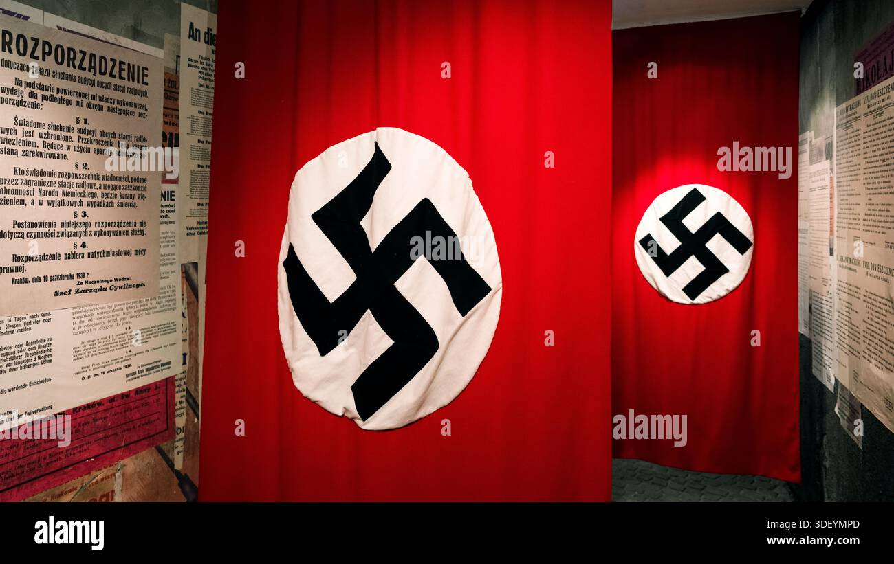 Krakau, Polen - 19. Februar 2018: Hakenkreuz-Flagge im Museum der Oskar Schindler-Enamel-Fabrik im Rahmen eines historischen Zweiten Weltkriegs Stockfoto