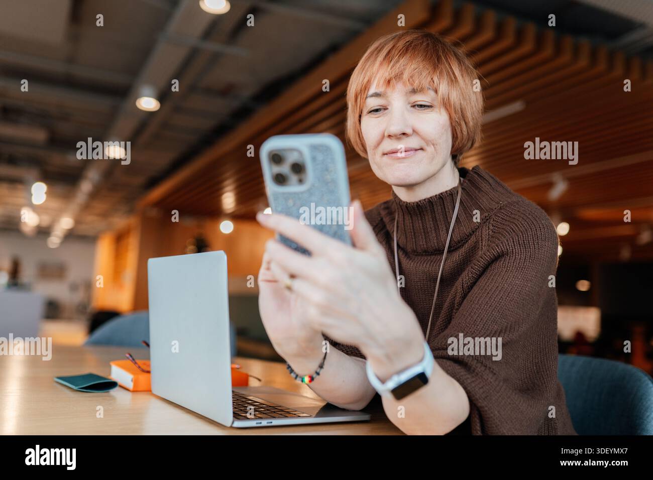 Reife Geschäftsfrau, Schreib- und Telefonrolle von Frauen mit gemischter Rasse im Büro. Stockfoto