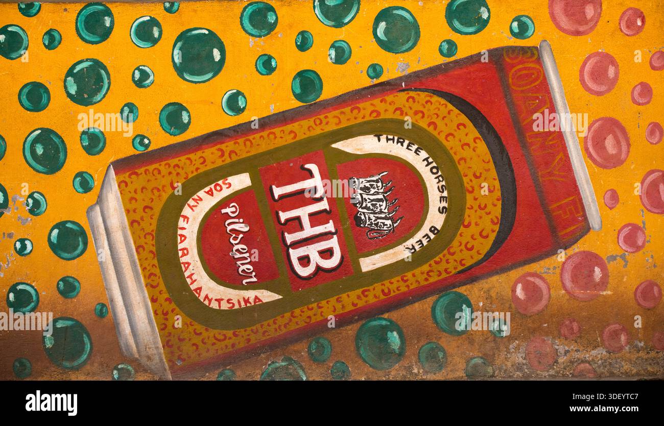 Eine gemalte Werbung für Three Horses Beer, oder THB. Three Horses Beer (THB) ist das meistverkaufte Bier Madagaskars und gilt als nationales Symbol. Im ganzen Land können Sie bemalte Werbung für THB an den Seiten von Gebäuden, entlang von Straßen und in lokalen Geschäften und Bars sehen. Stockfoto