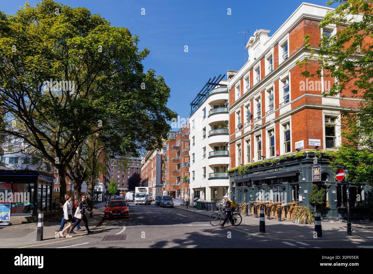 Menschen, die die Straße überqueren, an der Kreuzung der Coram Street, Bloomsbury, Camden, London, England, UK Stockfoto