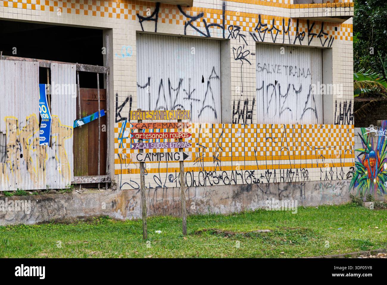 Verlassenes unvollendetes Appartementgebäude mit Wegbeschreibung, Guarau, Brasilien Stockfoto