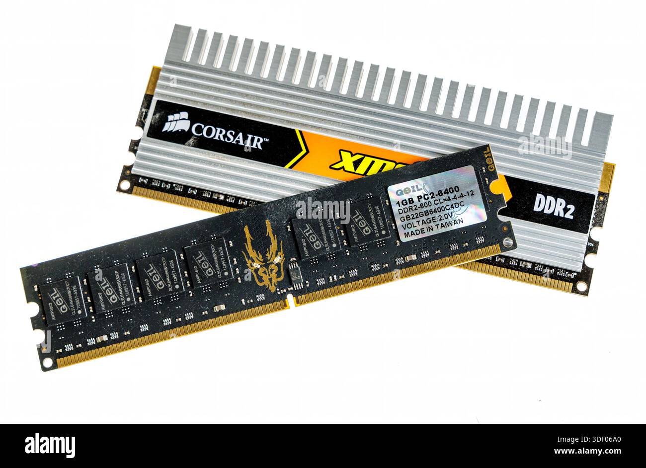 Zwei Typen alter Computer-RAM-Speichermodule mit DDR2- und PC2-Formularen Stockfoto