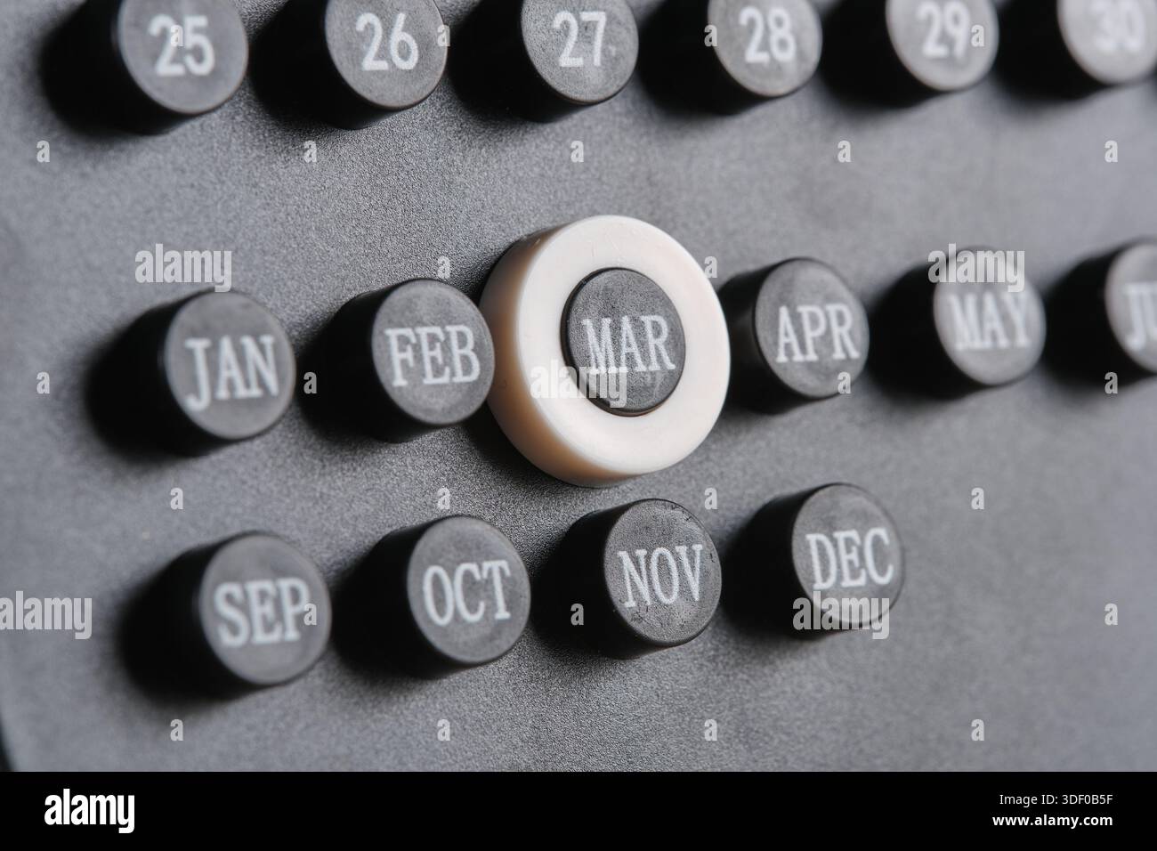 Monat März auf stylischem schwarzen Kalender, Nahaufnahme Stockfoto