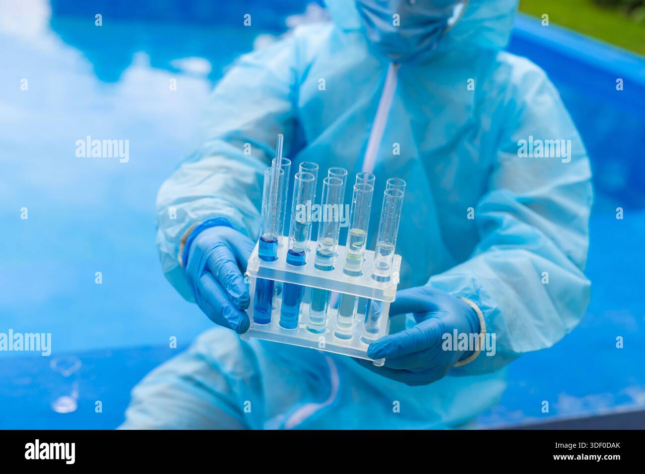 Überprüfen Sie die Wasseranalyse des Beckens. Selektiver Fokus. Natur. Stockfoto