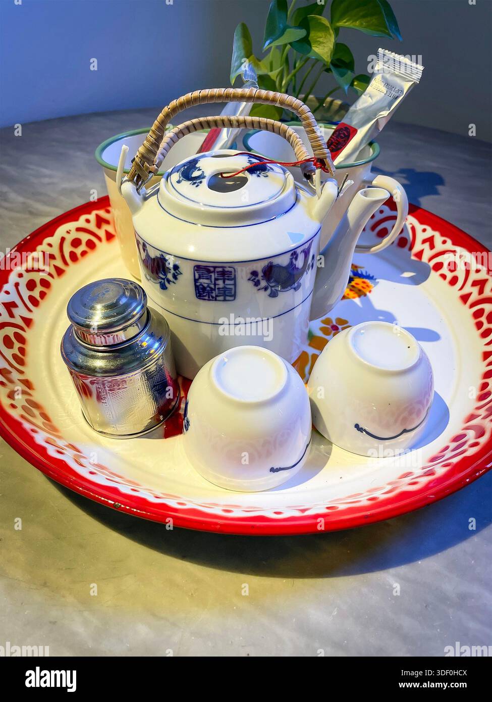 Traditionelles chinesisches Teeset Keramik Teekanne Metallkanister und Tassen auf dekorativem Tablett auf Marmoroberfläche Sarang Paloh Heritage Stay ipoh malaysia - Smartphone-aufgenommenes Stockfoto