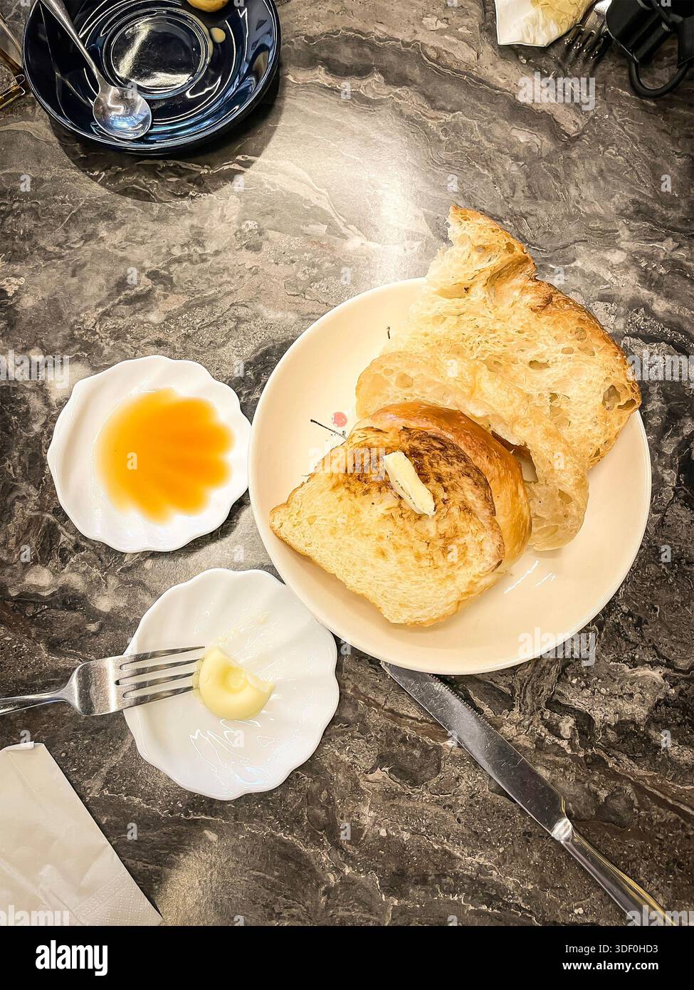 kaya Toast Peranakan Gericht, geröstete Brotscheiben mit Butter und Kokosmarmelade auf einem Marmortisch in einem Café im Ipoh malaysia Stockfoto