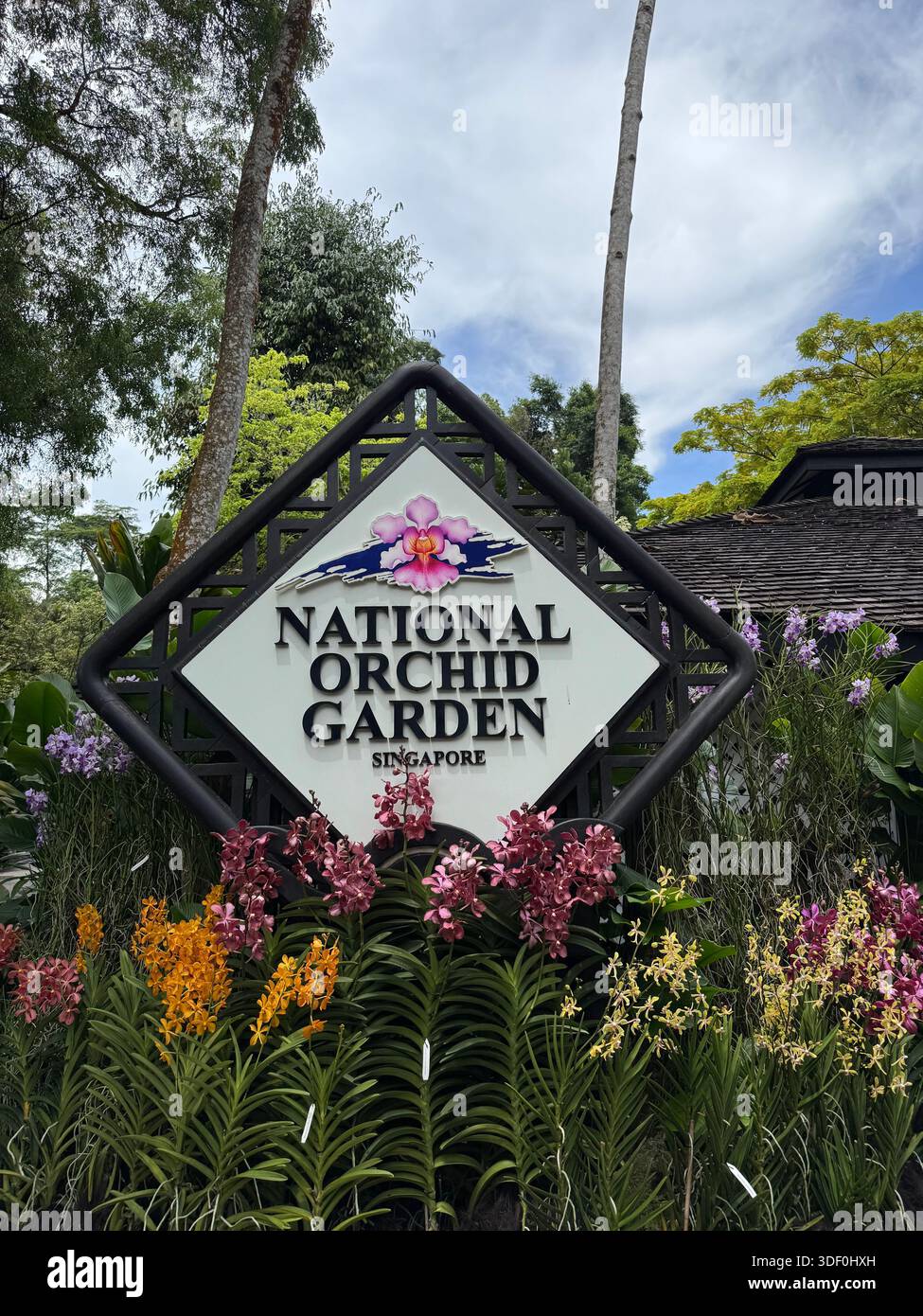 Eintritt in Singapurs National Orchid Garden, umgeben von lebhaften tropischen Blüten und üppigem Grün. Stockfoto