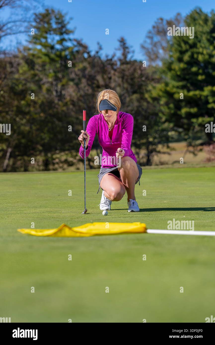 Oktober 2018, Statesville, NC, USA: A Young, die schöne Frau genießt warme Frühlingsluft, während sie auf üppigen Fairways abschlägt, im Sonnenlicht lächelt, selbstbewusster Schwung mit der Brise fliegt und jeden anmutigen Moment ihrer Golfrunde genießt. (Kreditbild: © Walter G. Arce Sr./ASP via ZUMA Press Wire) NUR REDAKTIONELLE VERWENDUNG! Nicht für kommerzielle ZWECKE! Stockfoto