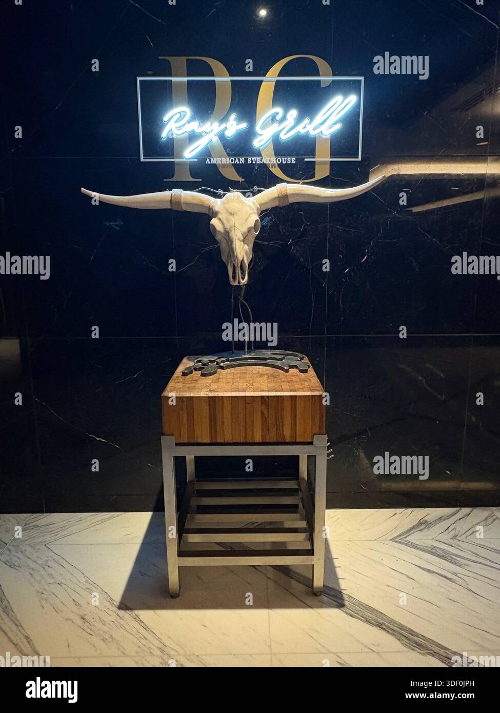 Steakhouse-Eingang im westlichen Stil in Abu Dhabi mit Longhorn-Dekor und Branding-Tools Stockfoto