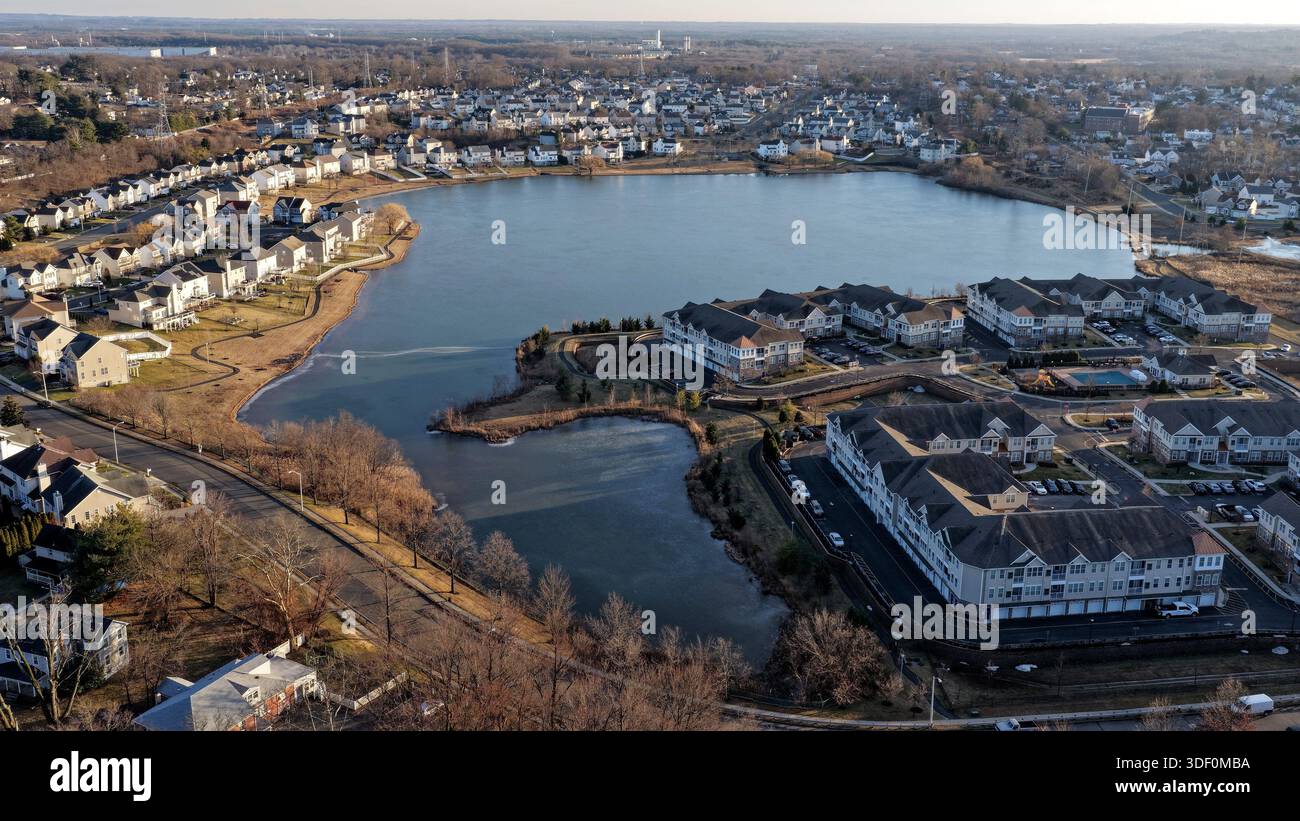 Luftaufnahme der Wohnsiedlung Townelake um einen Süßwassersee in Sayreville, New Jersey, USA. Stockfoto