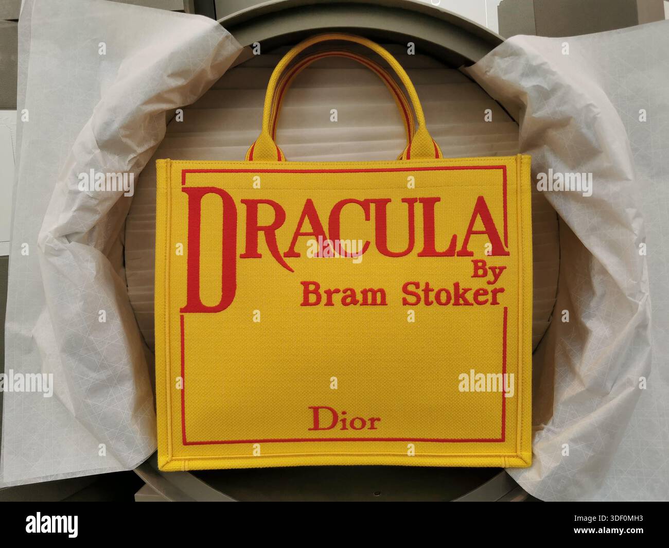 Dracula Tragetasche - Teil der klassischen Buchsammlung von Dior aus dem Jahr 2026 Stockfoto