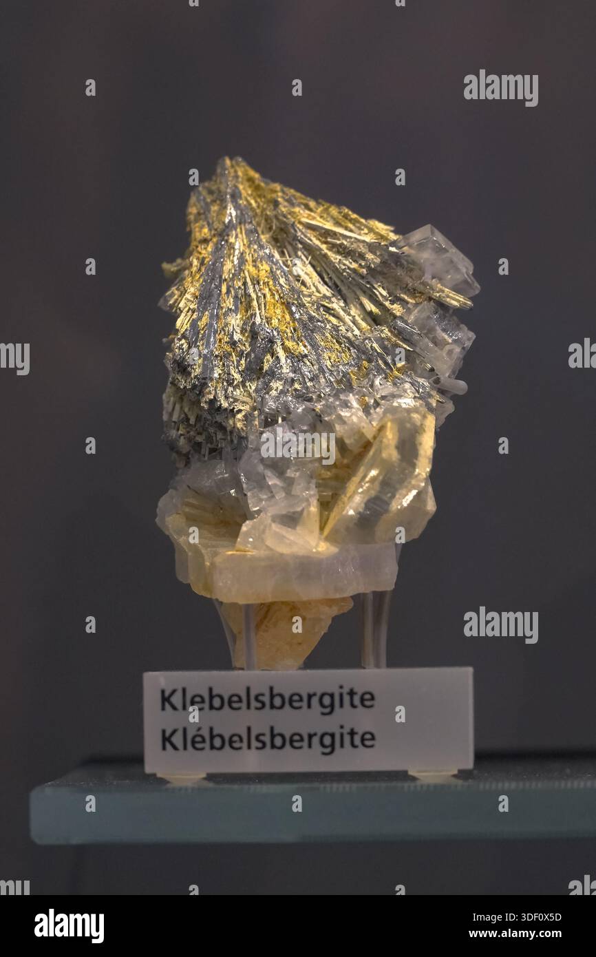 Klebelsbergitmineral. Antimon-Oxyhydroxysulfat, sekundäre Mineralprobe. Darstellung faseriger Gold- und Silberkristalle. Stockfoto