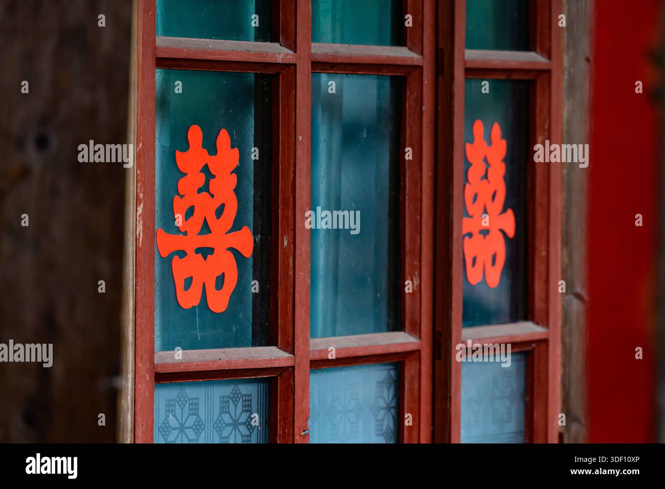 Doppeltes Glück an verwitterter Tür Stockfoto
