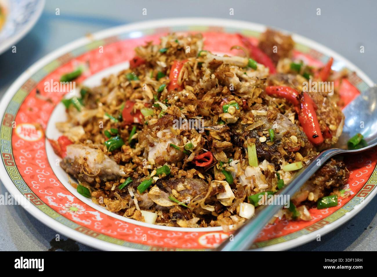 Ein Teller Chili und Salz gebratenes Schweinefleisch in der Chula 50 Kitchen in Silom, Bang Rak - Bangkok Thailand Stockfoto