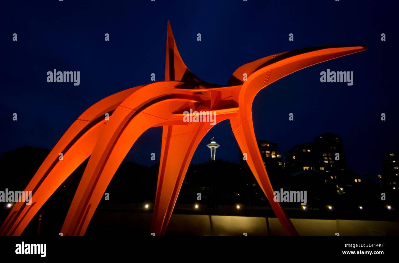 Die moderne Skulptur „The Eagle“ wurde im Olympic Sculpture Park in Seattle, Washington, mit der legendären Space Needle im Hintergrund gezeigt Stockfoto