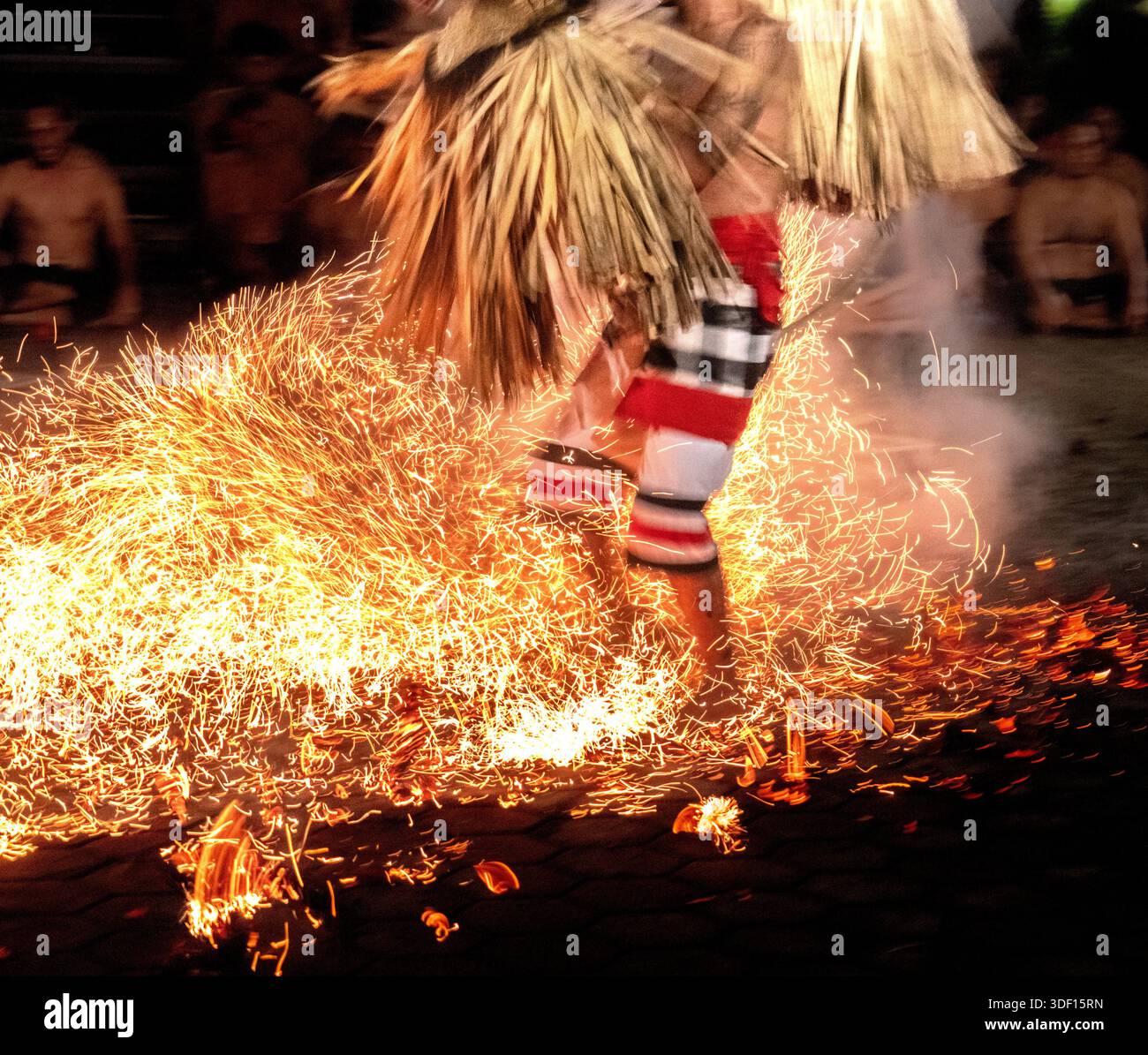 Künstler spazieren auf heißen Kohlen während der Kecak- und Feuertanz-Vorstellung im Pura Dalem Tempel in Ubud, Bali, Indonesien Stockfoto