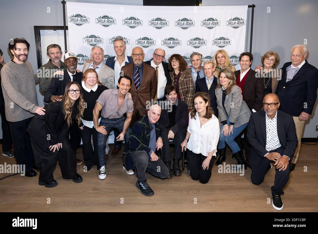 Los Angeles, USA. Januar 2026. Tom Pelphrey, Ethan Hawke, Don Cheadle, Charlotte Larsen, Spencer Garrett, Michael John Benzaia, Rick Peters, Laurence Fishburne, Ethan Silverman, Tim McNeil, Christopher Thornton, Bonnie McNeil, Amy Brenneman, Mark Ruffalo, John Jack Rodgers, Susan Traylor, Missy Yager, Rob Morrow, Kevin Merida, Elsa Walsh und Christian Williams nehmen am 9. Januar 2026 an der inszenierten Benefizlesung von All the President's Men im Harmony Gold in Los Angeles, KALIFORNIEN teil. (Foto: Corine Solberg/SIPA USA) Credit: SIPA USA/Alamy Live News Stockfoto