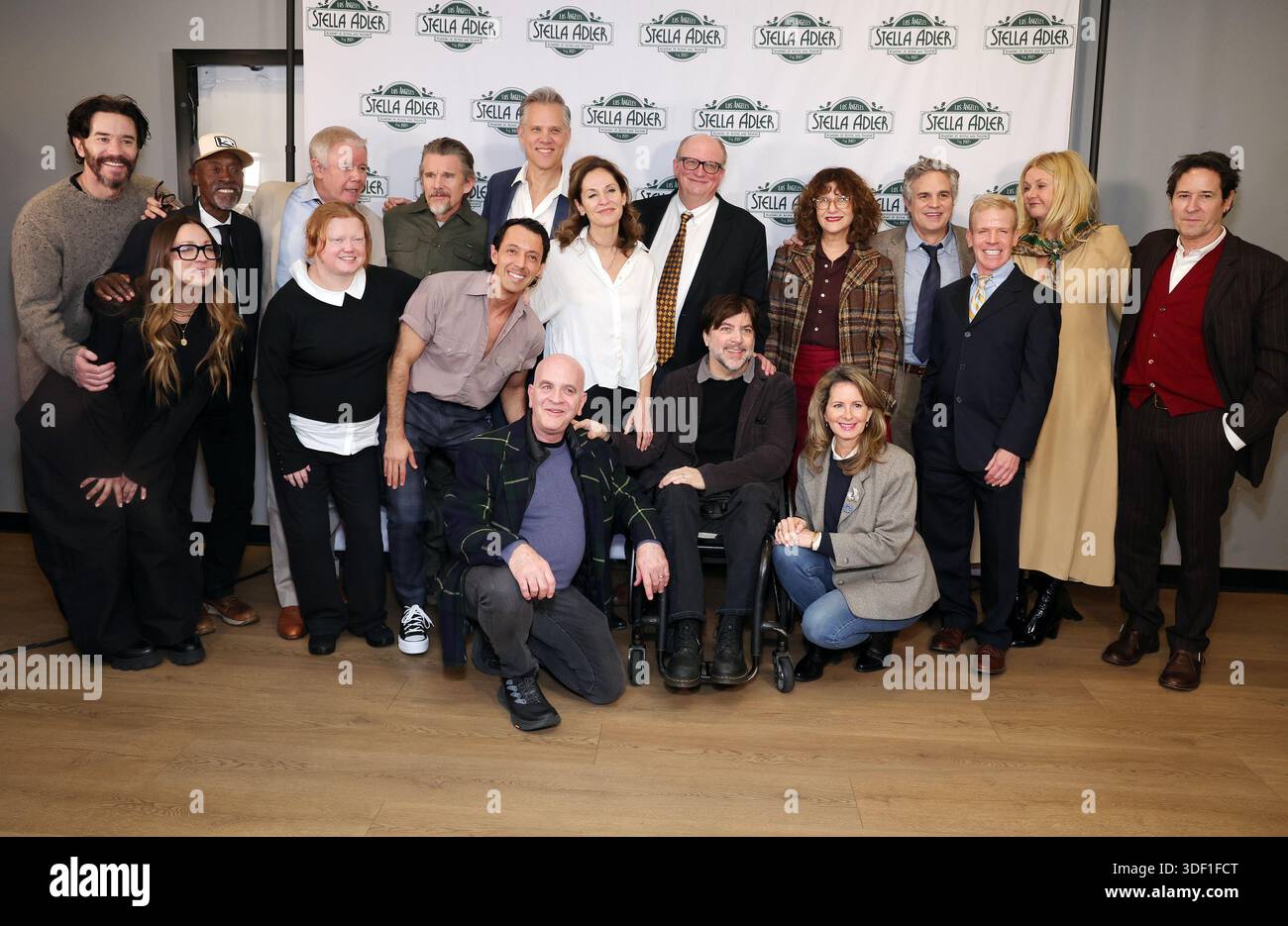 9. Januar 2026 - Los Angeles, Kalifornien - Christian Williams, Rick Peters, Mark Ruffalo, Missy Yager, Ethan Hawke, Michael John Benzaia, Don Cheadle, Kaley Cuoco, Amy Brenneman, Tom Pelphrey, Ethan Silverman, Kevin Merida, Spencer Garrett, Elsa Walsh, John Jack Rodgers, Bonnie McNeil, Christopher Thornton, Tim McNeil, Rob Morrow, Charlotte Larsen, Susan Traylor. Die Stella Adler Academy of Acting and Theatre inszenierte Benefit Reading von „All the President's Men“ im Harmony Gold Theater l in Los Angeles. (Kreditbild: © AdMedia via ZUMA Press Wire) NUR REDAKTIONELLE VERWENDUNG! Nicht für kommerzielle Zwecke Stockfoto