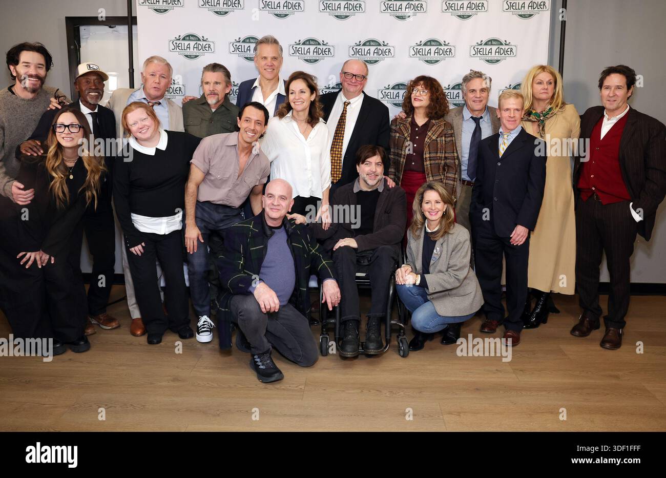 9. Januar 2026 - Los Angeles, Kalifornien - Christian Williams, Rick Peters, Mark Ruffalo, Missy Yager, Ethan Hawke, Michael John Benzaia, Don Cheadle, Kaley Cuoco, Amy Brenneman, Tom Pelphrey, Ethan Silverman, Kevin Merida, Spencer Garrett, Elsa Walsh, John Jack Rodgers, Bonnie McNeil, Christopher Thornton, Tim McNeil, Rob Morrow, Charlotte Larsen, Susan Traylor. Die Stella Adler Academy of Acting and Theatre inszenierte Benefit Reading von „All the President's Men“ im Harmony Gold Theater l in Los Angeles. (Kreditbild: © AdMedia via ZUMA Press Wire) NUR REDAKTIONELLE VERWENDUNG! Nicht für kommerzielle Zwecke Stockfoto
