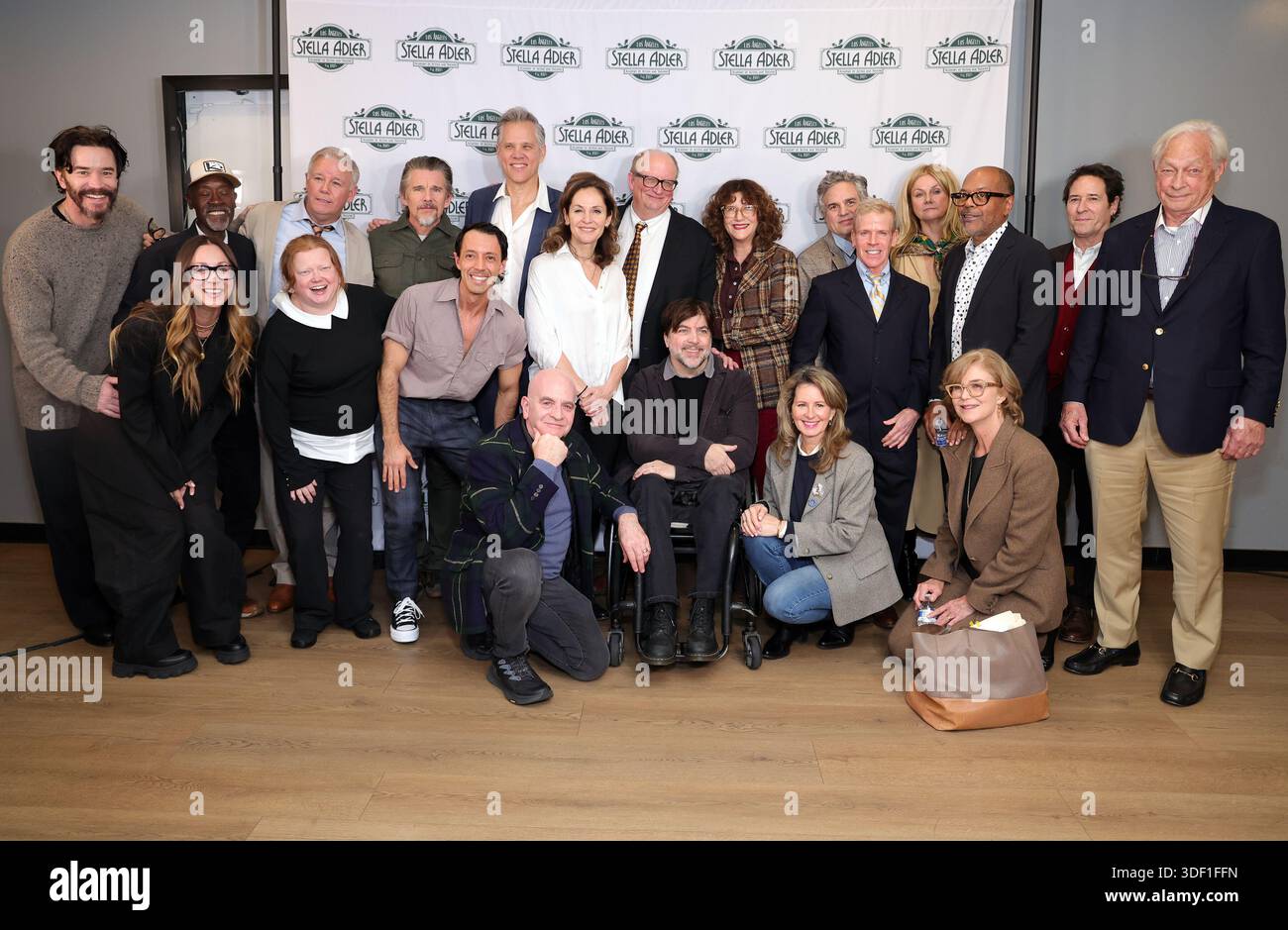 9. Januar 2026 - Los Angeles, Kalifornien - Christian Williams, Rick Peters, Mark Ruffalo, Missy Yager, Ethan Hawke, Michael John Benzaia, Don Cheadle, Kaley Cuoco, Amy Brenneman, Tom Pelphrey, Ethan Silverman, Kevin Merida, Spencer Garrett, Elsa Walsh, John Jack Rodgers, Bonnie McNeil, Christopher Thornton, Tim McNeil, Rob Morrow, Charlotte Larsen, Susan Traylor. Die Stella Adler Academy of Acting and Theatre inszenierte Benefit Reading von „All the President's Men“ im Harmony Gold Theater l in Los Angeles. (Kreditbild: © AdMedia via ZUMA Press Wire) NUR REDAKTIONELLE VERWENDUNG! Nicht für kommerzielle Zwecke Stockfoto