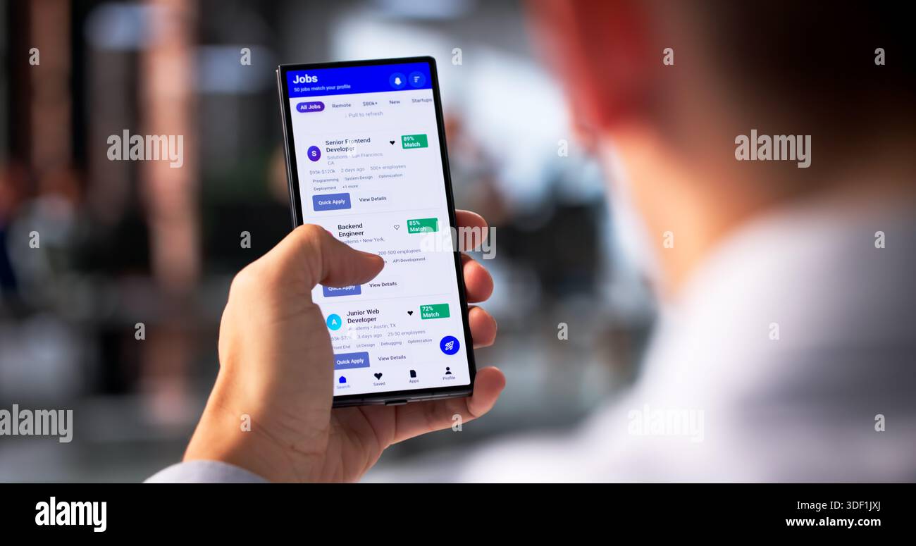 Der Junge Hispanische Mann Sucht Und Bewirbt Sich Über Das Smartphone. Stockfoto