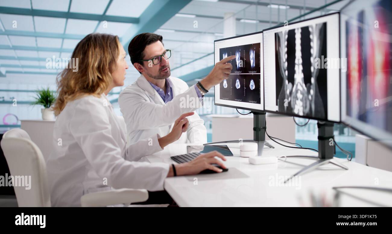 Ärzte, die Röntgentechnologie verwenden, um Knochenerkrankungen auf dem Bildschirm zu diagnostizieren. Stockfoto