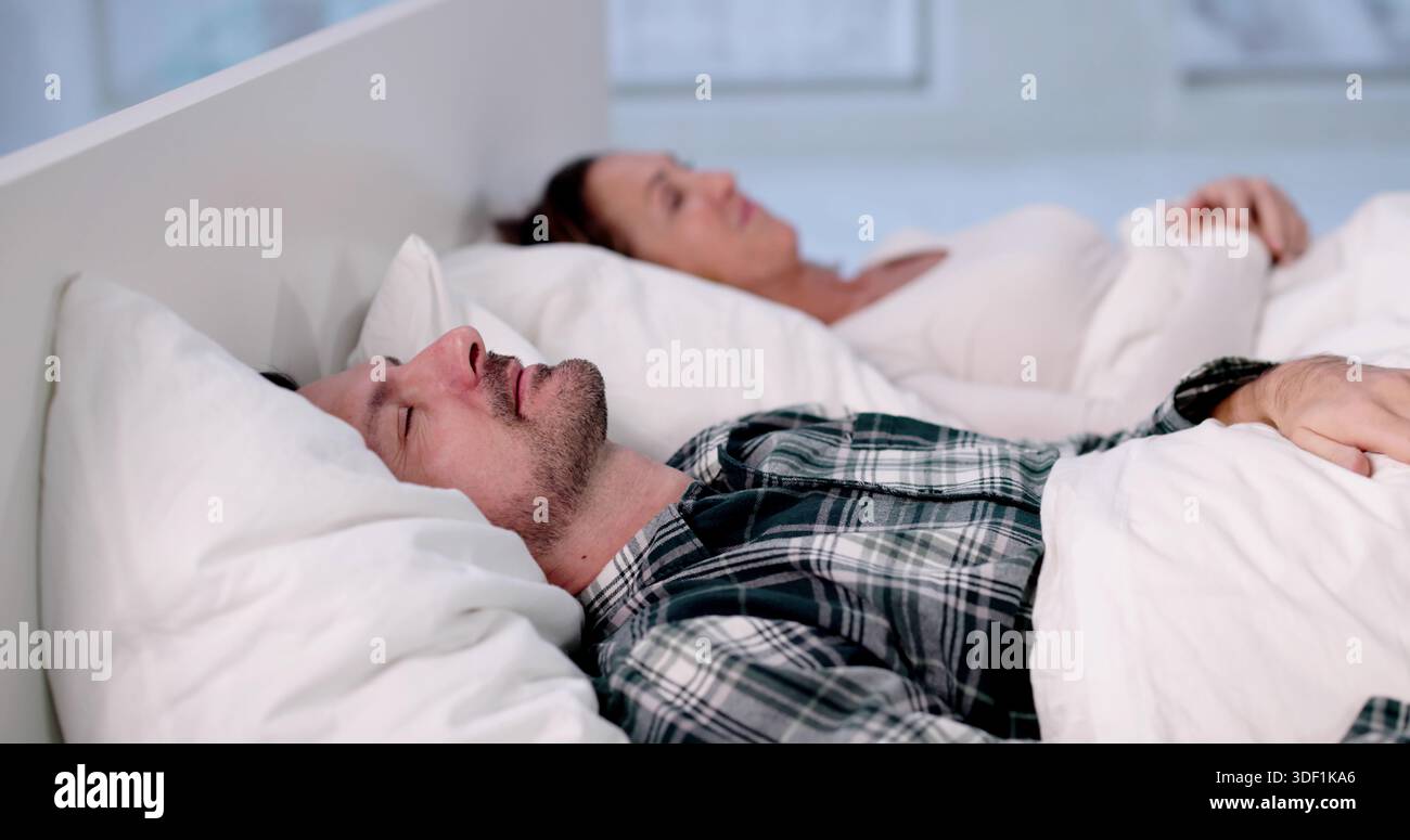 Schlafapnoe Beeinflusst Die Beziehung: Das Paar Kämpft Mit Dem Schnarchen Stockfoto