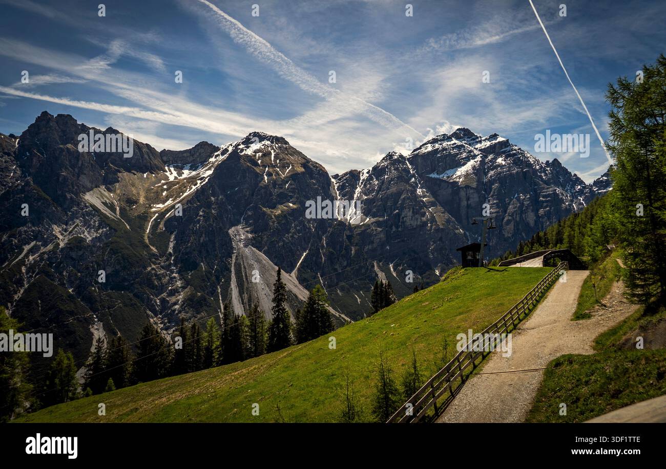 Malerische Berglandschaft mit Weg und Holzzaun. Stockfoto
