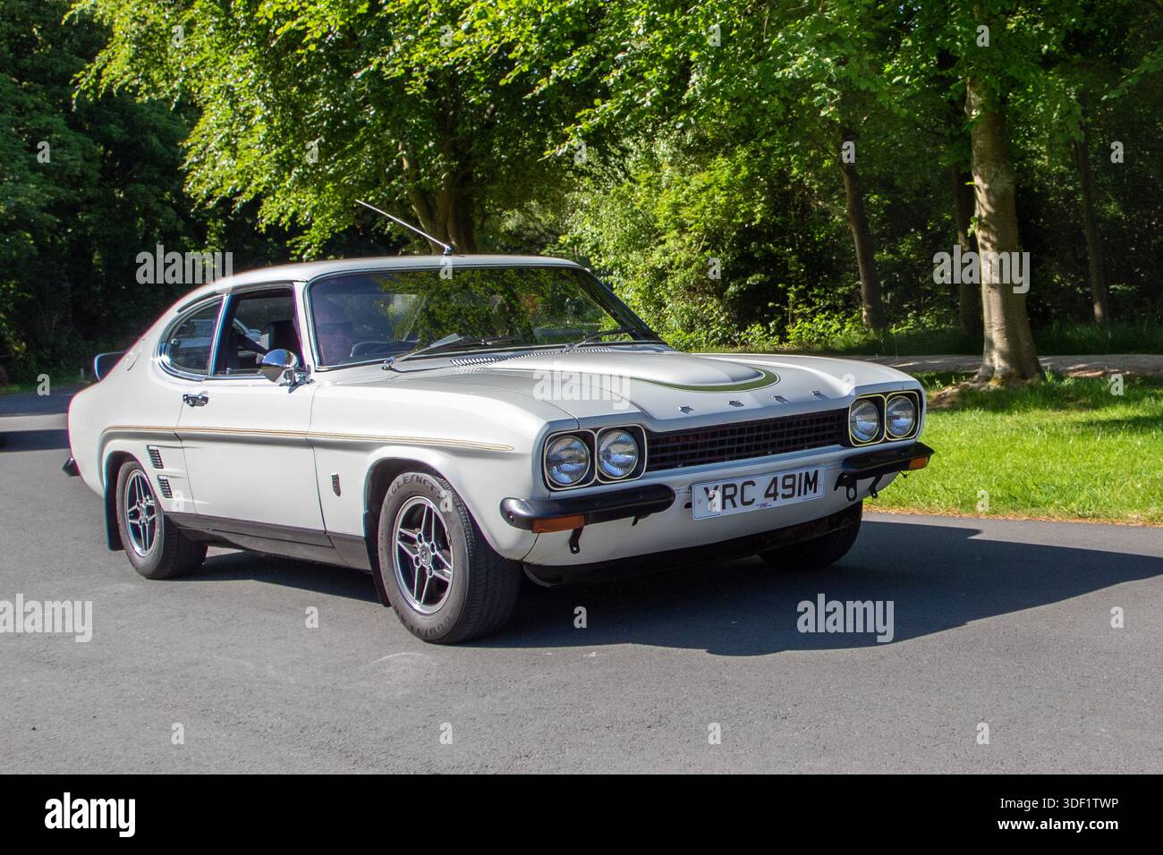 1973 70er Jahre White Ford Capri RS3100 Benzinmotor 3100 ccm, seltener, hoch angesehener Klassiker, vor allem bekannt für seine Rolle bei der Homologation des Rennsports, einem britischen Rennwagen, Konzeptwagen, Oldtimern und Performance-Autos auf der Lytham Hall Car Show.UK Stockfoto