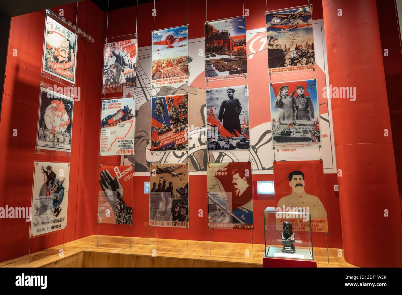 Sowjetische Propagandaplakate mit Stalin und Lenin in Ausstellung im Museum des Zweiten Weltkriegs in Danzig, Polen. Stockfoto