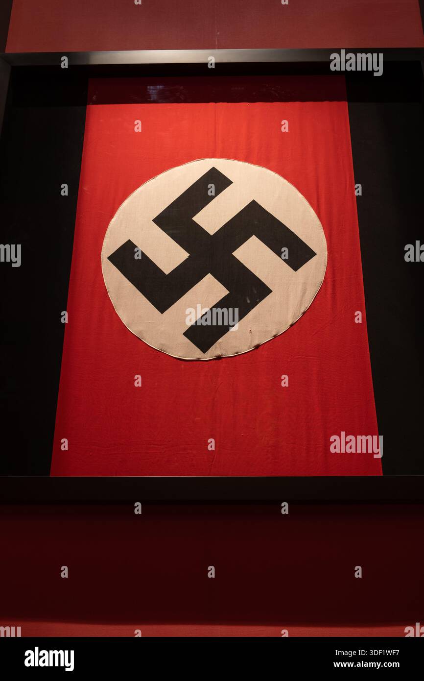 Hakenkreuz-Symbol der Deutschen NSDAP o Stoff im Museum des Zweiten Weltkriegs in Danzig, Polen. Stockfoto
