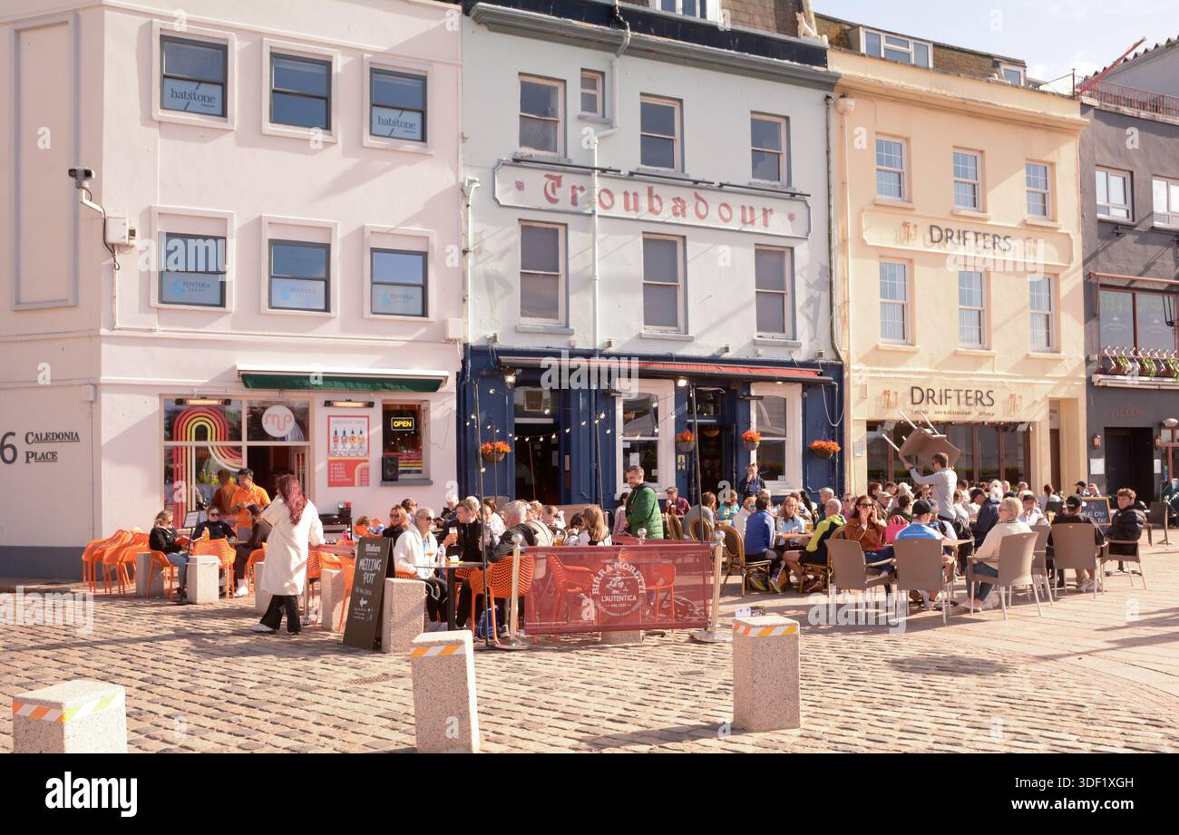 Essen und Trinken im Freien in St. Helier, Jersey, den Kanalinseln Stockfoto