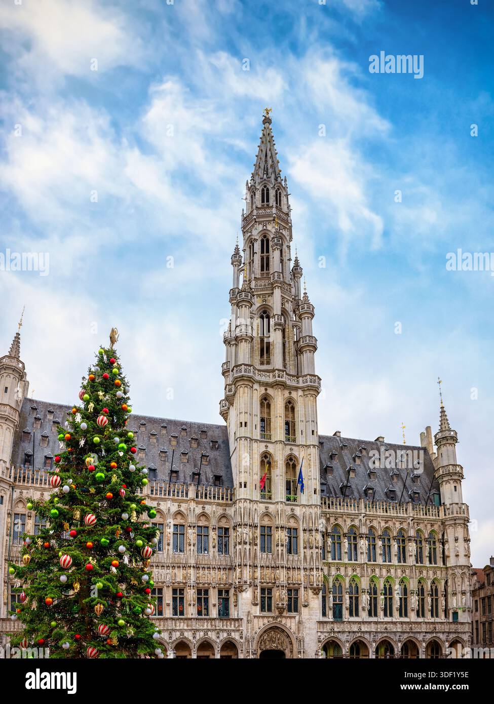 Ein geschmückter Weihnachtsbaum vor dem Rathaus am Grand Place in Brüssel, Belgien, für die Weihnachtszeit Stockfoto