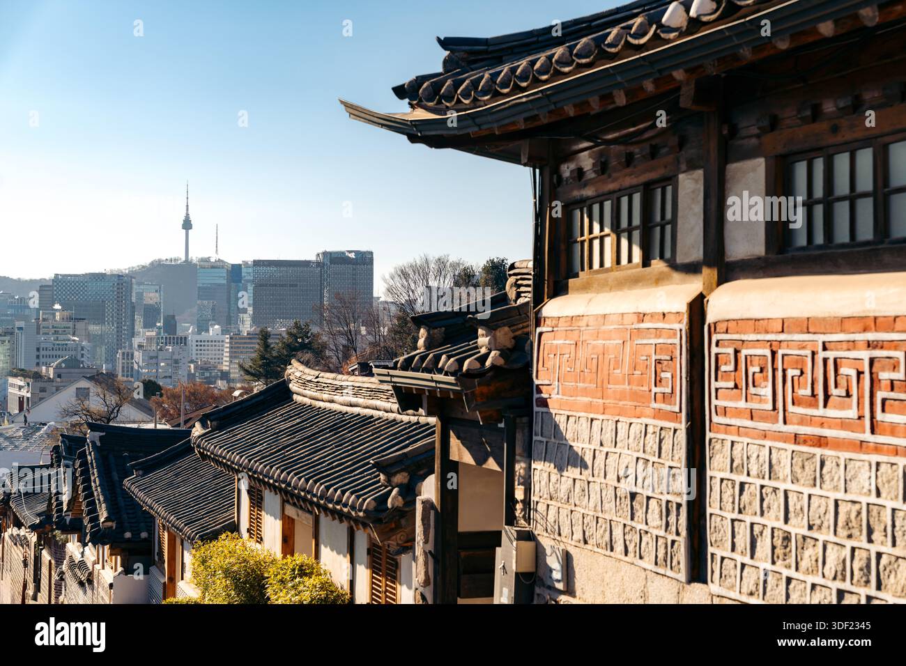 Bukchon Hanok Village traditionelle Häuser mit moderner Skyline von Seoul Stockfoto