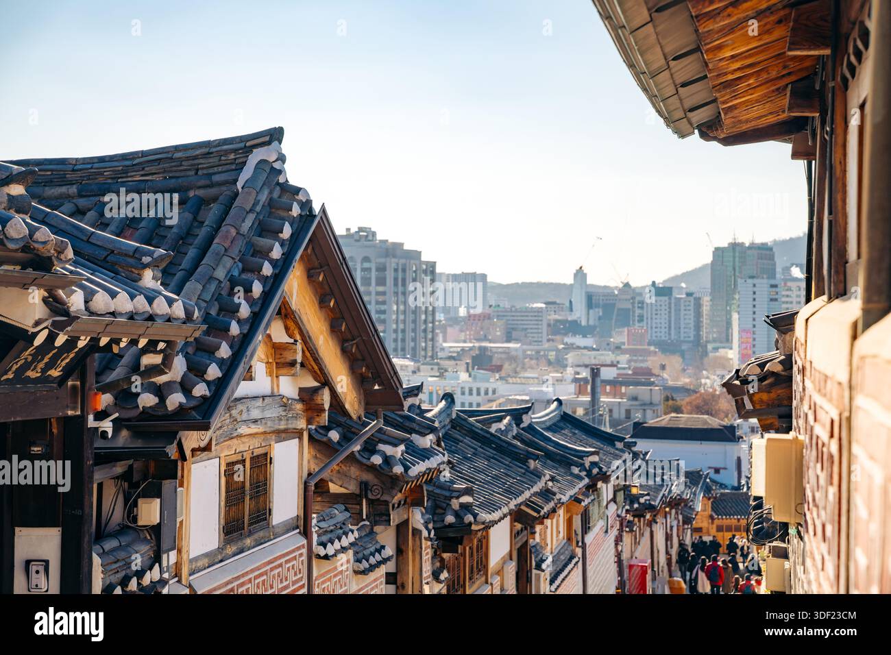Bukchon Hanok Village traditionelle Häuser mit moderner Skyline von Seoul Stockfoto