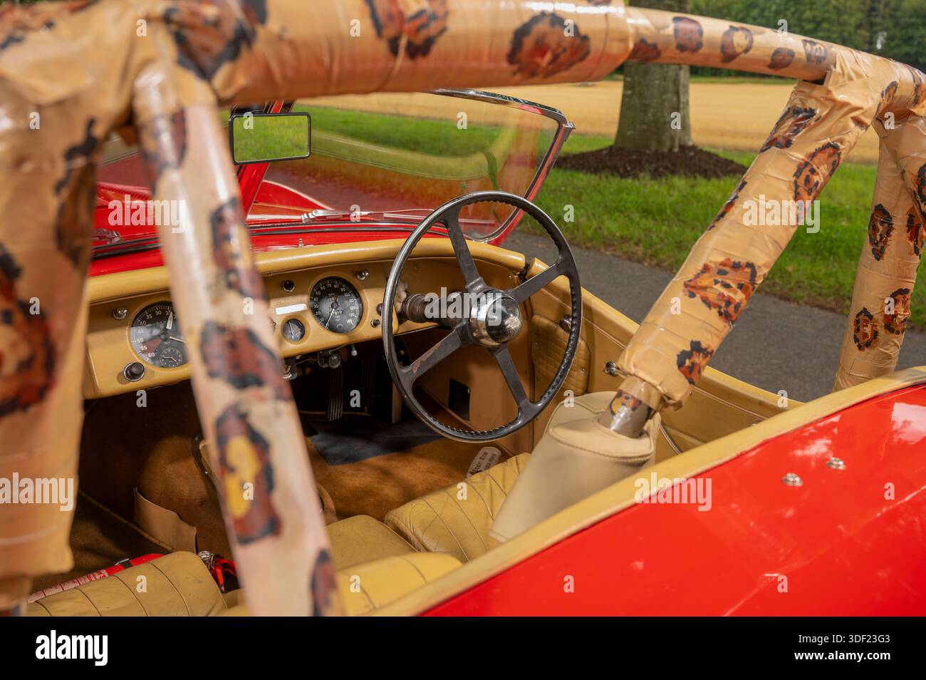 1951 Jaguar XK140 klassischer britischer Sportwagen, angepasst für Straßenrennen Stockfoto