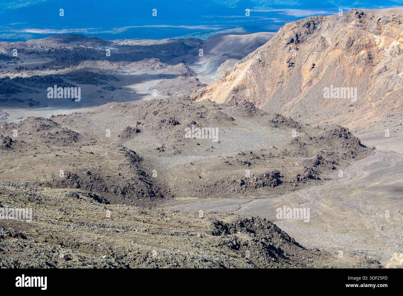 Aus der Vogelperspektive auf eine zerklüftete, felsige Landschaft mit vulkanischen Formationen und kargem Gelände. Die Szene fängt die natürliche Schönheit eines bergigen regi ein Stockfoto