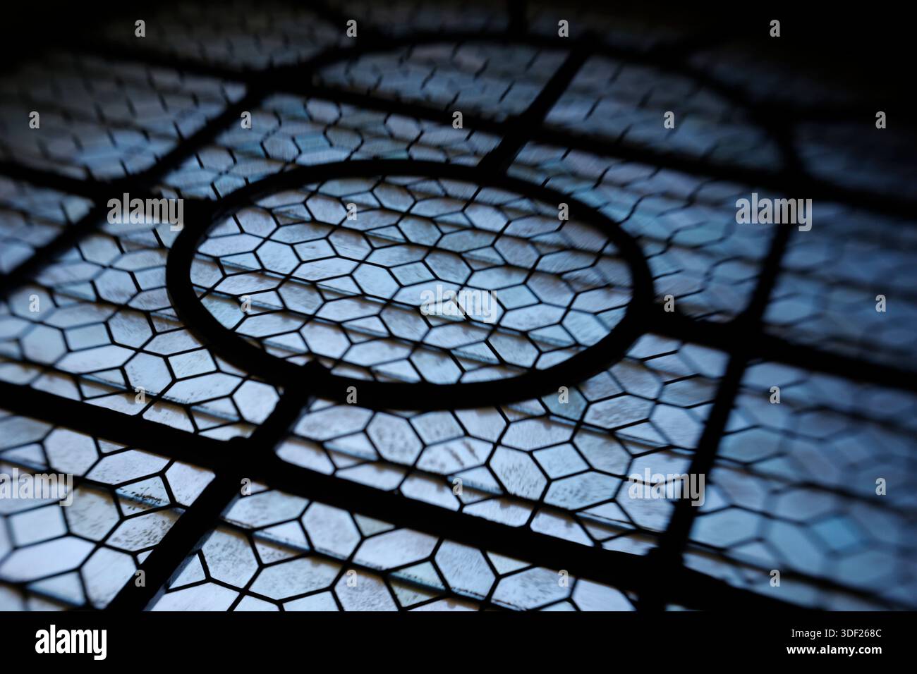 Fenster (Lensbaby-Neigungseffekt) an der Kathedrale Saint-Louis, Les Invalides, Paris Stockfoto
