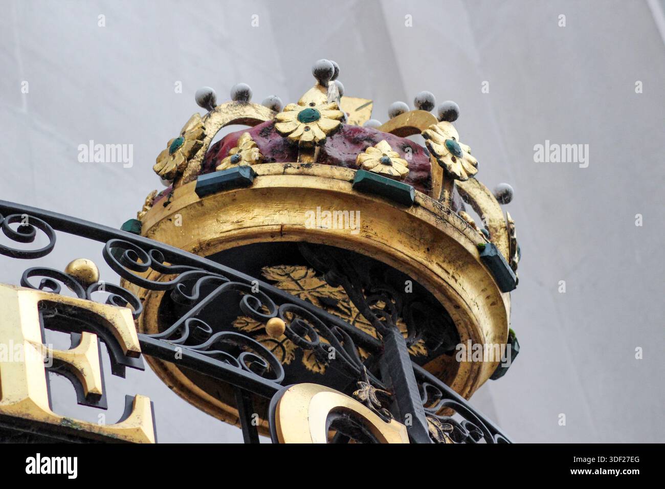 Oxford, Vereinigtes Königreich - 22. Dezember 2025: Nahaufnahme der kunstvoll geschmiedeten Schilder und Tore am Eingang des Crown Pub in Oxford. Stockfoto