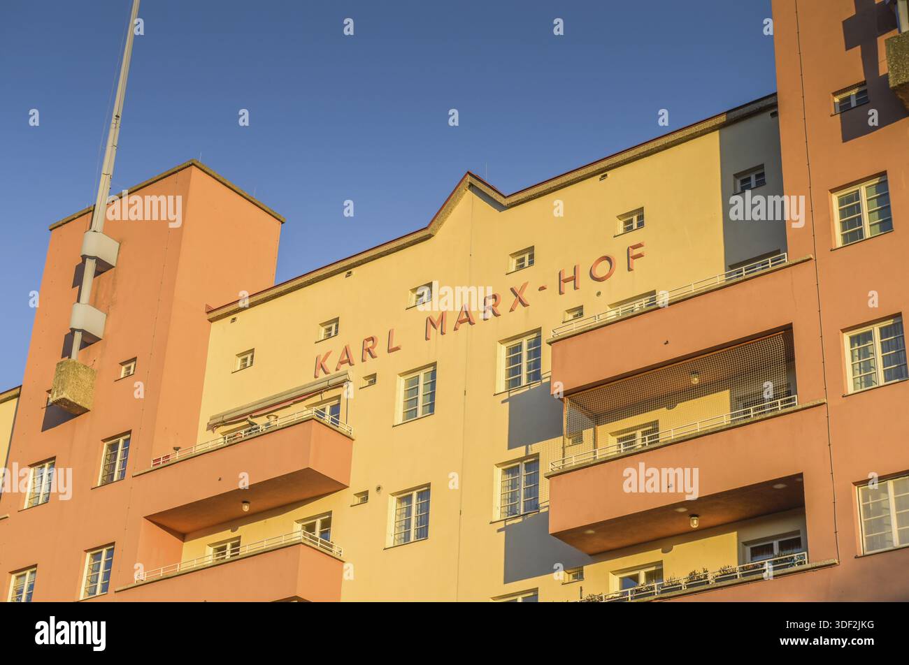 Karl-Marx-Hof Wohnkomplex, Hauptfassade, Doebling, Wien, Österreich Stockfoto