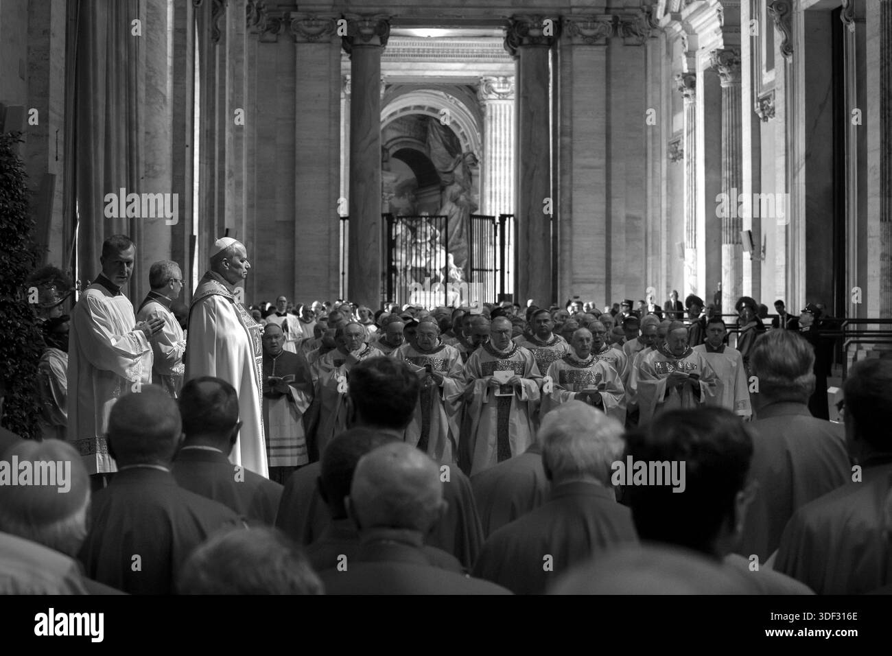 Vatikanstadt, Vatikan, 6. Januar 2026. Papst Leo XIV. Schließt die Heilige Pforte des Petersdoms und schließt damit das Jubiläumsjahr der Hoffnung auf die Epiphanik Stockfoto