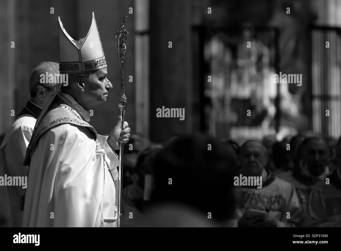Vatikanstadt, Vatikan, 6. Januar 2026. Papst Leo XIV. Schließt die Heilige Pforte des Petersdoms und schließt damit das Jubiläumsjahr der Hoffnung auf die Epiphanik Stockfoto