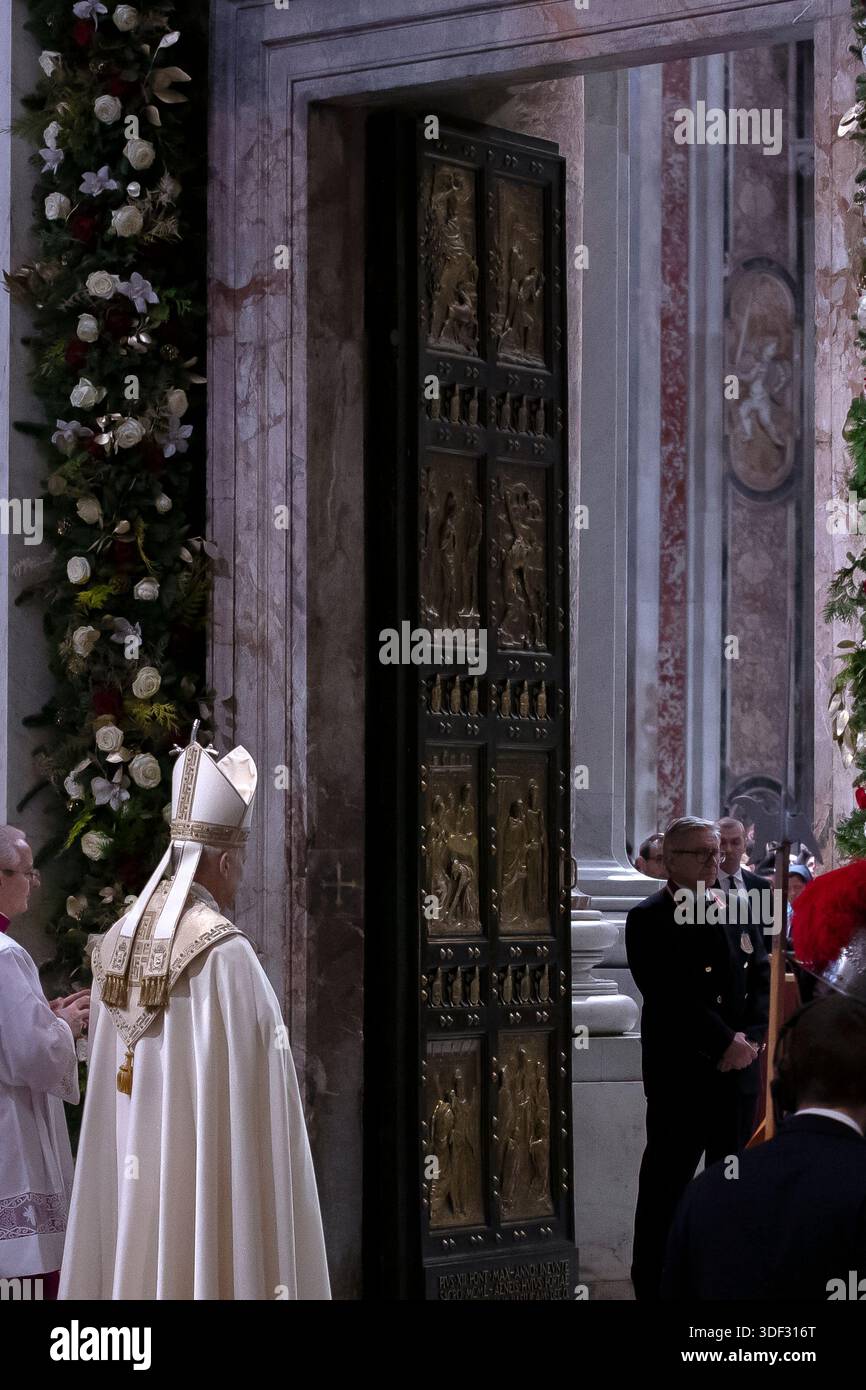 Vatikanstadt, Vatikan, 6. Januar 2026. Papst Leo XIV. Schließt die Heilige Pforte des Petersdoms und schließt damit das Jubiläumsjahr der Hoffnung auf die Epiphanik Stockfoto