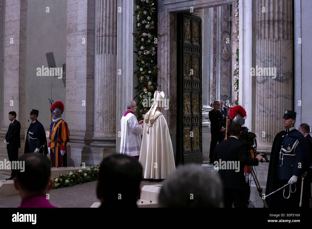 Vatikanstadt, Vatikan, 6. Januar 2026. Papst Leo XIV. Schließt die Heilige Pforte des Petersdoms und schließt damit das Jubiläumsjahr der Hoffnung auf die Epiphanik Stockfoto